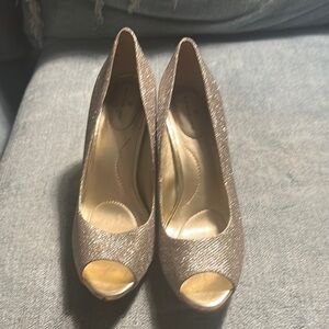 Bandolino Silver Glitter Heels for Glamorous Evenings